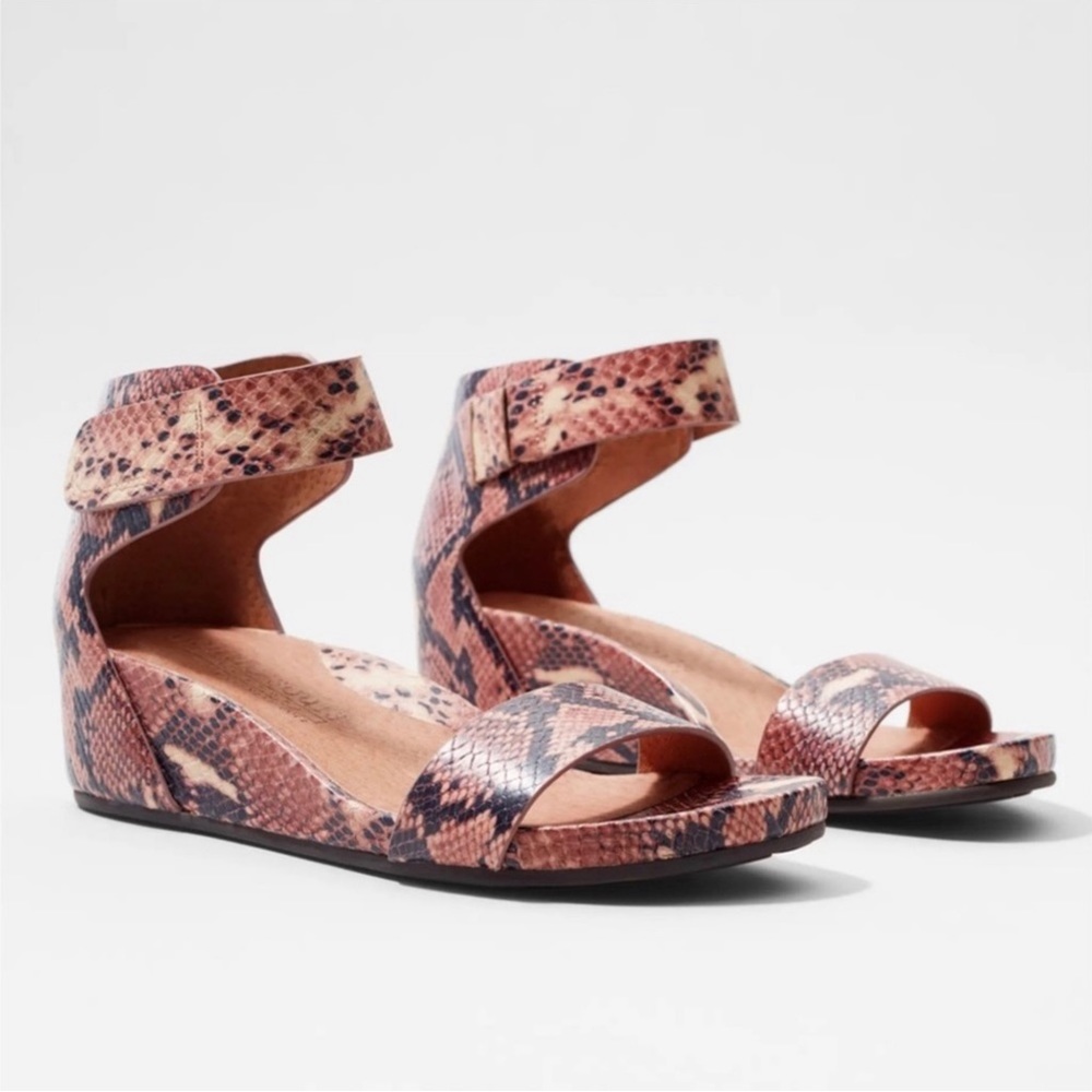 NEW Gentle Souls Leather Reptile Mauve/Black Print Wedge Sandal Size 6.5 NWOB - Picture 4 of 13